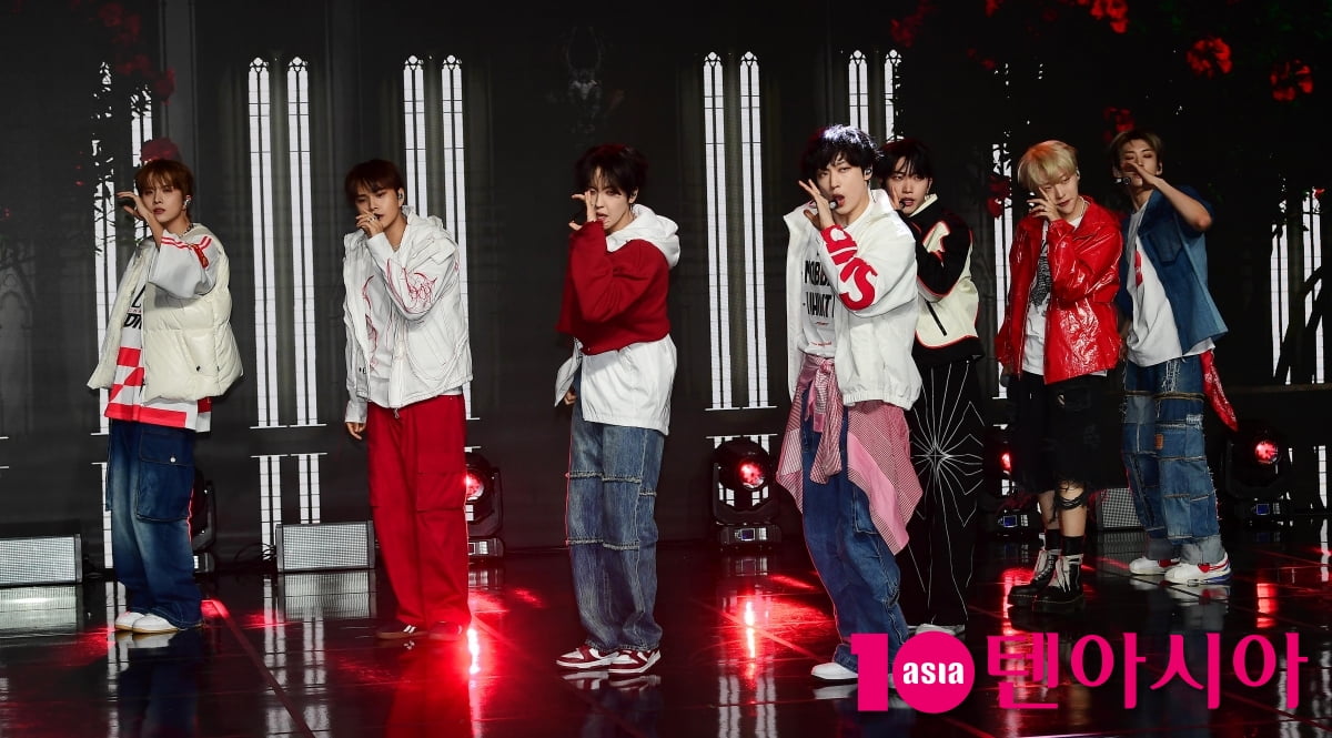 [TEN포토]더킹덤 ' 타이틀곡 'Flip that Coin' 무대'