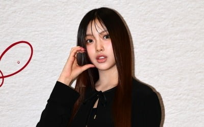 New Jeans Hye-in, who suffered a microfracture on the top of her foot, is currently on crutches