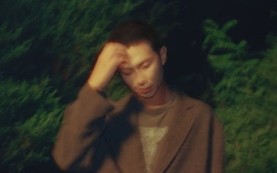 까까머리 RM, 장소에 어울리지 않는 이방인
