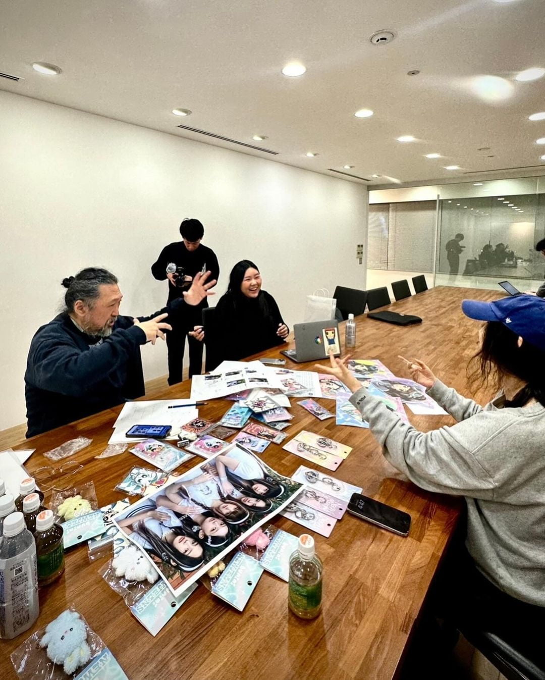 ‘하이브 갈등’ 민희진, 환한 표정+애착 모자 눈길…무라카미 다카시와 뉴진스 협업 현장 공개