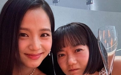 배두나, 16살 나이 차 극복한 의외의 친분 공개…블랙핑크 콘서트 방문→커플 네일까지