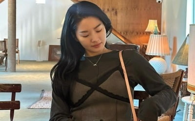 '전진♥' 류이서, 가방으로 배 가릴 필요 없는 '늘씬' 라인…협찬 없이 완성한 데일리룩