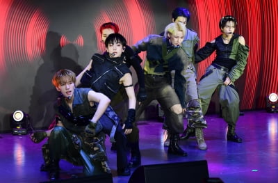 [TEN포토]엘라스트 '타이틀곡 '가솔린' 무대'