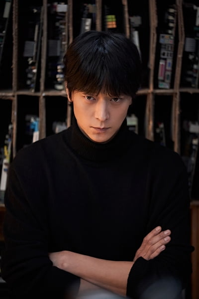 Kang Dong-won presents a cool-headed character