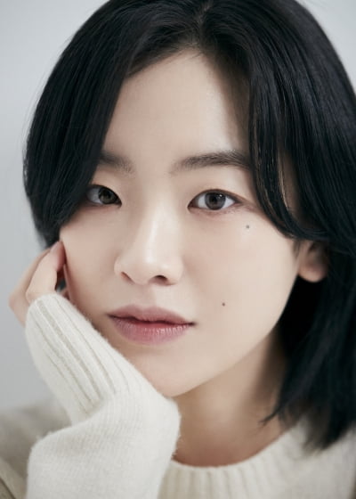 이주영, 흔하지 않은 얼굴