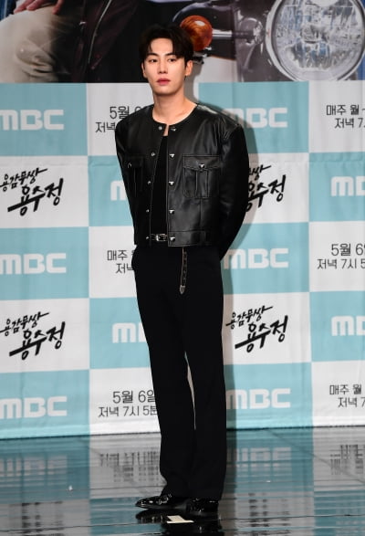 [TEN포토]권화운 '머리부터 발끝까지 블랙'