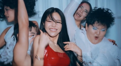 솔라, 무지갯빛 'Colors' 퍼포먼스 뮤비 공개