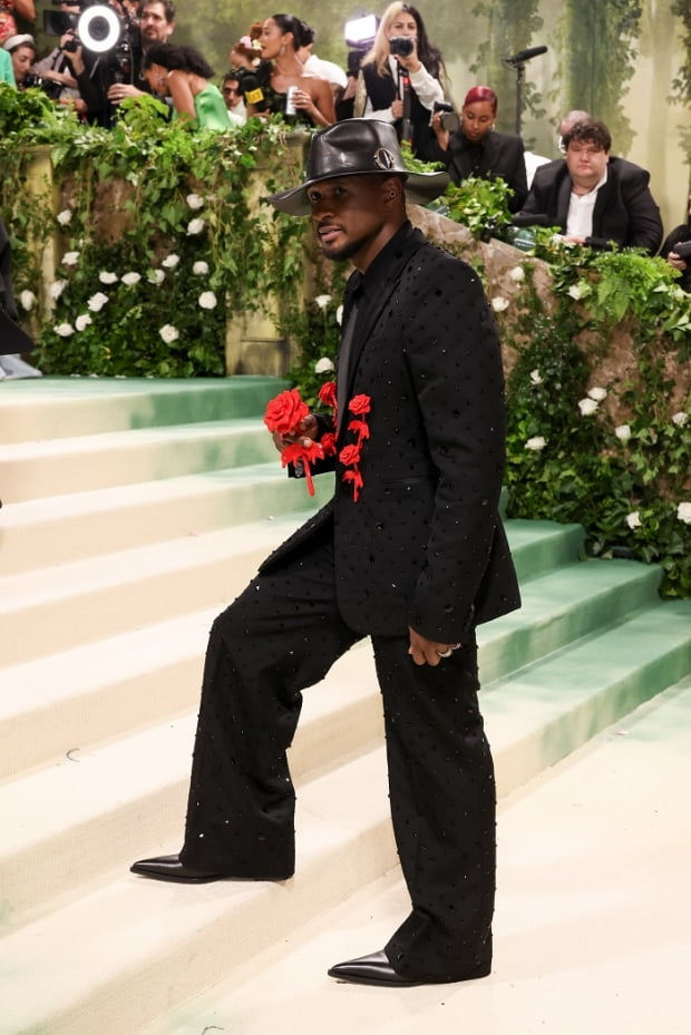 NEW YORK, NEW YORK - MAY 06: Usher attends The 2024 Met Gala Celebrating "Sleeping Beauties: Reawakening Fashion" at The Metropolitan Museum of Art on May 06, 2024 in New York City. (Photo by John Shearer/WireImage)