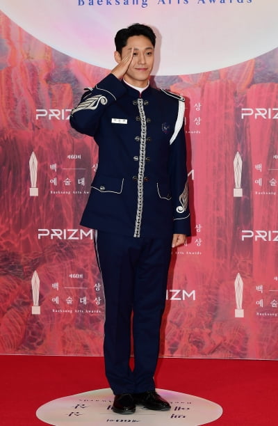 [TEN포토]이도현 '군인의 각잡힌 경례'