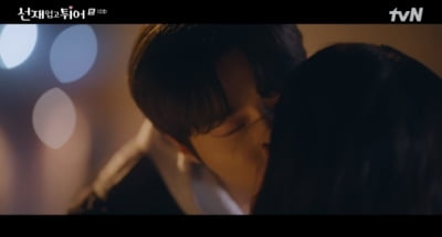 [종합] 변우석, 김혜윤 비밀 다 알고 키스 "그냥 나 좋아해라" ('선재 업고 튀어')