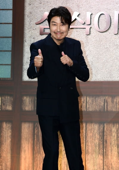 [TEN포토]송강호 '귀여운 포토타임'