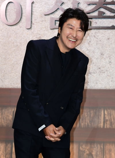 [TEN포토]송강호 '첫 드라마 막내의 애교'