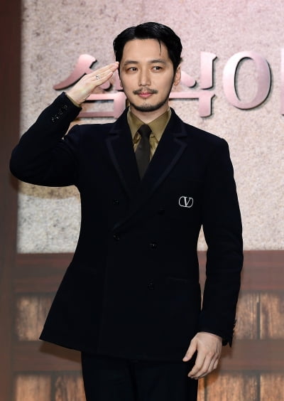 [TEN포토]변요한 '멋진 거수경례'