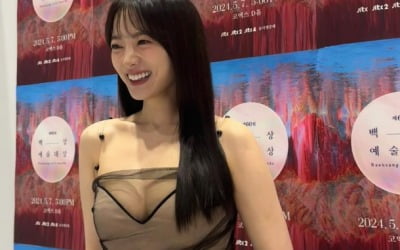 チョン・ウヒ、シースルードレスを着てグラマーの体を披露