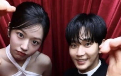 15살 나이 차 무색하네…'인기상 주인공' 김수현·안유진, 강아지상 투샷 자랑