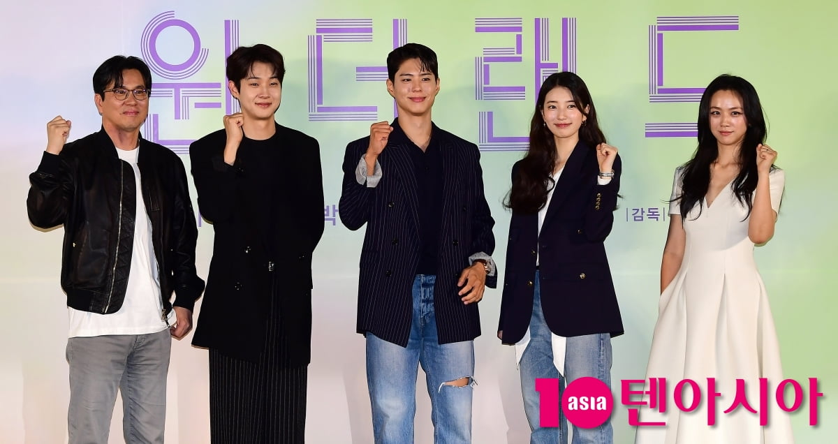 [TEN포토]김태용 감독-최우식-박보검-수지-탕웨이 '원더랜드 힘찬 파이팅!'