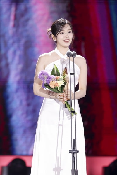아이브 안유진, 예능 대세 향한 꽃길 걷나…백상 인기상 수상
