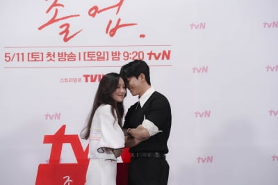 [종합] 정려원♥위하준, 10살 차이 가볍게 넘는 사랑…대치동 강사들의 연애기 '졸업'