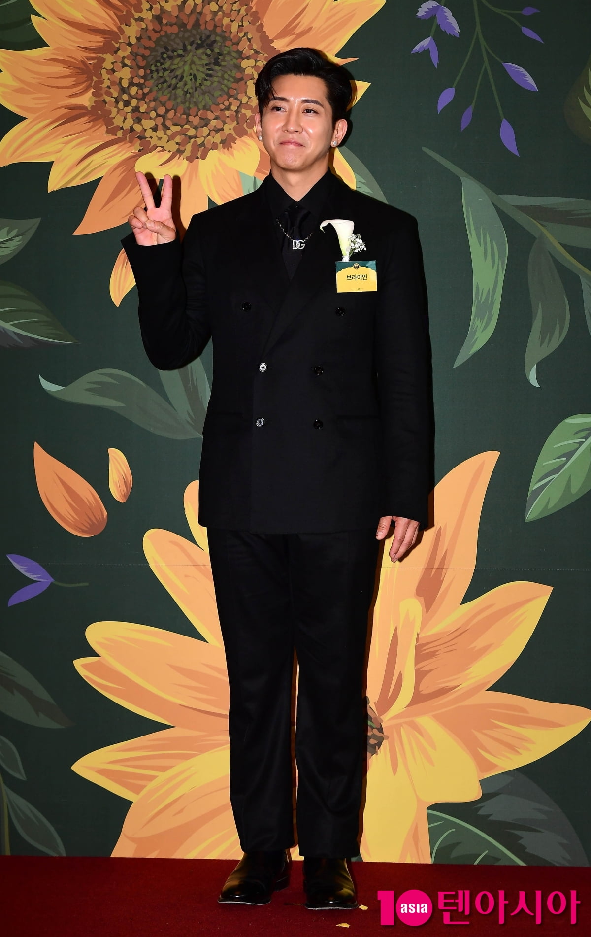 [TEN포토]브라이언 '청소광의 귀여운 브이'