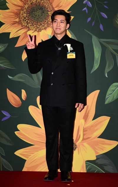 [TEN포토]브라이언 '청소광의 귀여운 브이'