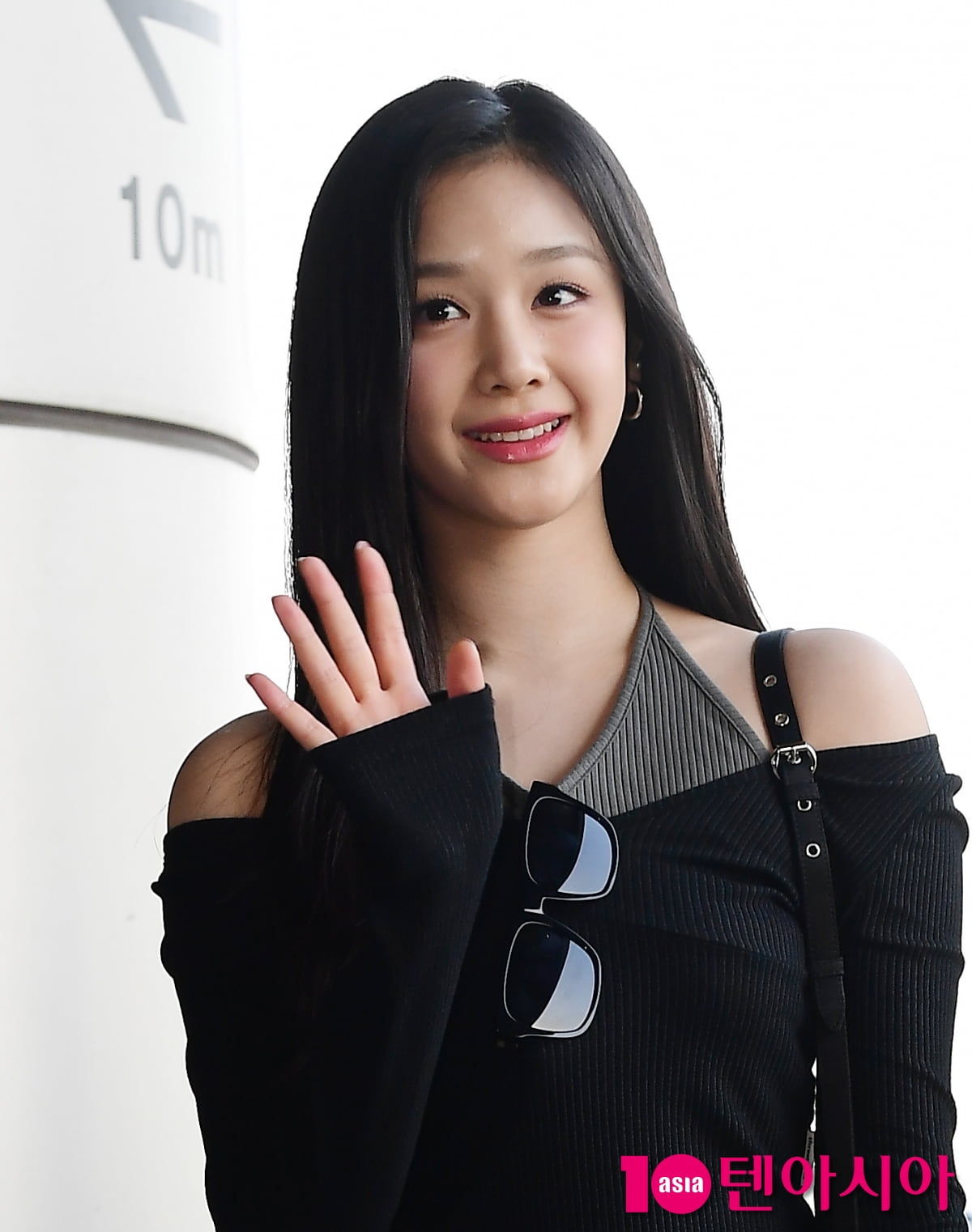베이비몬스터, 청순미 뿌리며 출국...데뷔 첫 아시아 팬미팅 투어 시작[TEN포토+]