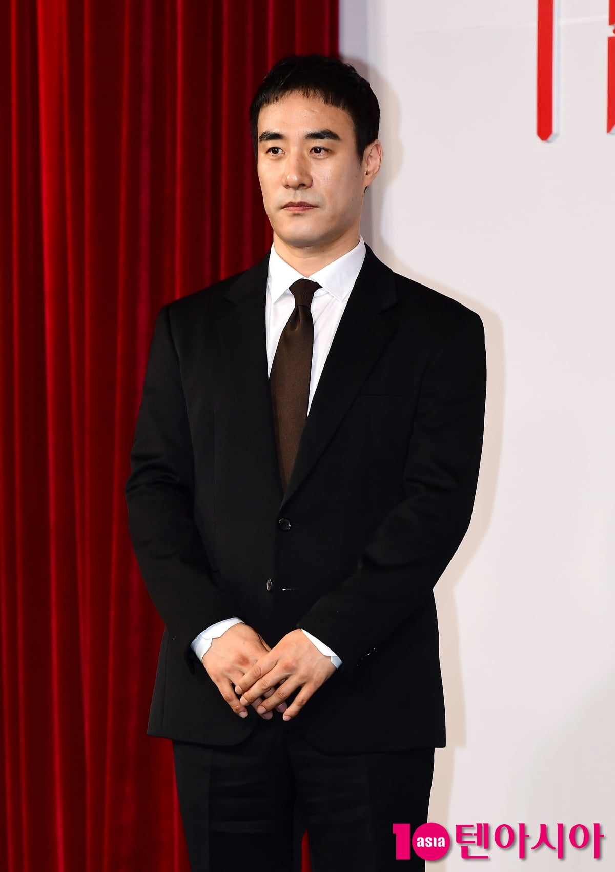 [TEN포토]배성우 '긴장된 포토타임'