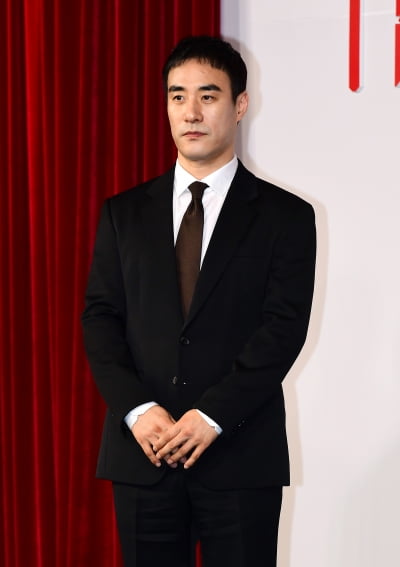 [TEN포토]배성우 '긴장된 포토타임'