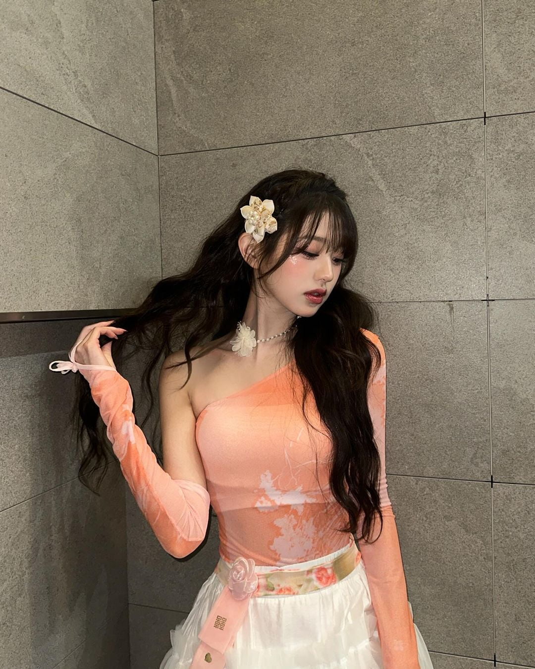 럭키비키 girl답네…장원영, 퓨전 한복 입고 선녀→공주·요정 미모 자랑