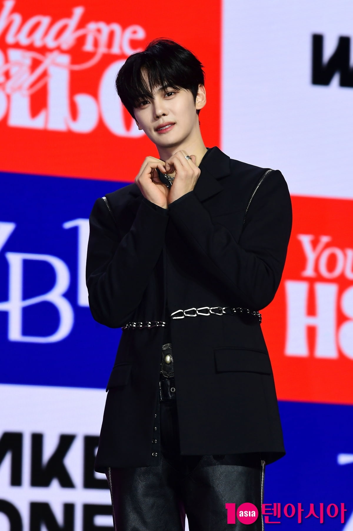 [TEN포토]제로베이스원 김규빈 '팬들에게 보내는 하트'
