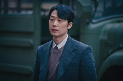 이가섭, 송강호·변요한 사이 아슬아슬한 줄타기…의뭉스러운 눈빛('삼식이 삼촌')