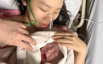'SBS 퇴사→♥검사와 결혼' 김수민, 딸 출산 "이름은 정온"…모녀 투샷 공개