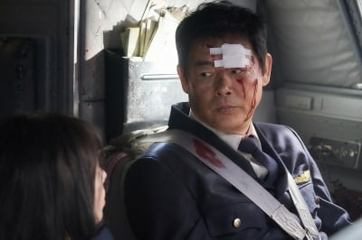 '하이재킹' 성동일 "안 했던 연기"…베테랑 기장으로 변신