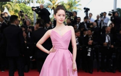 イム・ユナ、カーン映画祭ラブリーピンクのドレスでレッドカーペット