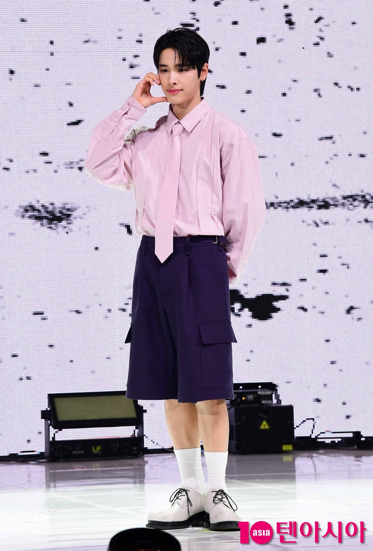 [TEN포토]넥스지 하루 '핑크 눈빛'