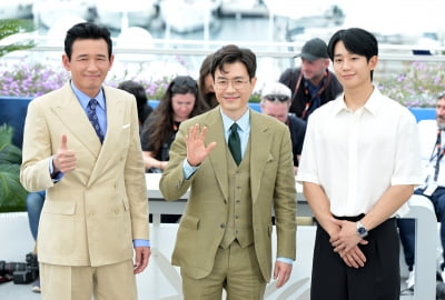 カーン「ベテラン2」ファン・ジョンミン、チョン・ヘイン、リュ・スンワン監督、ゆったりとした笑顔