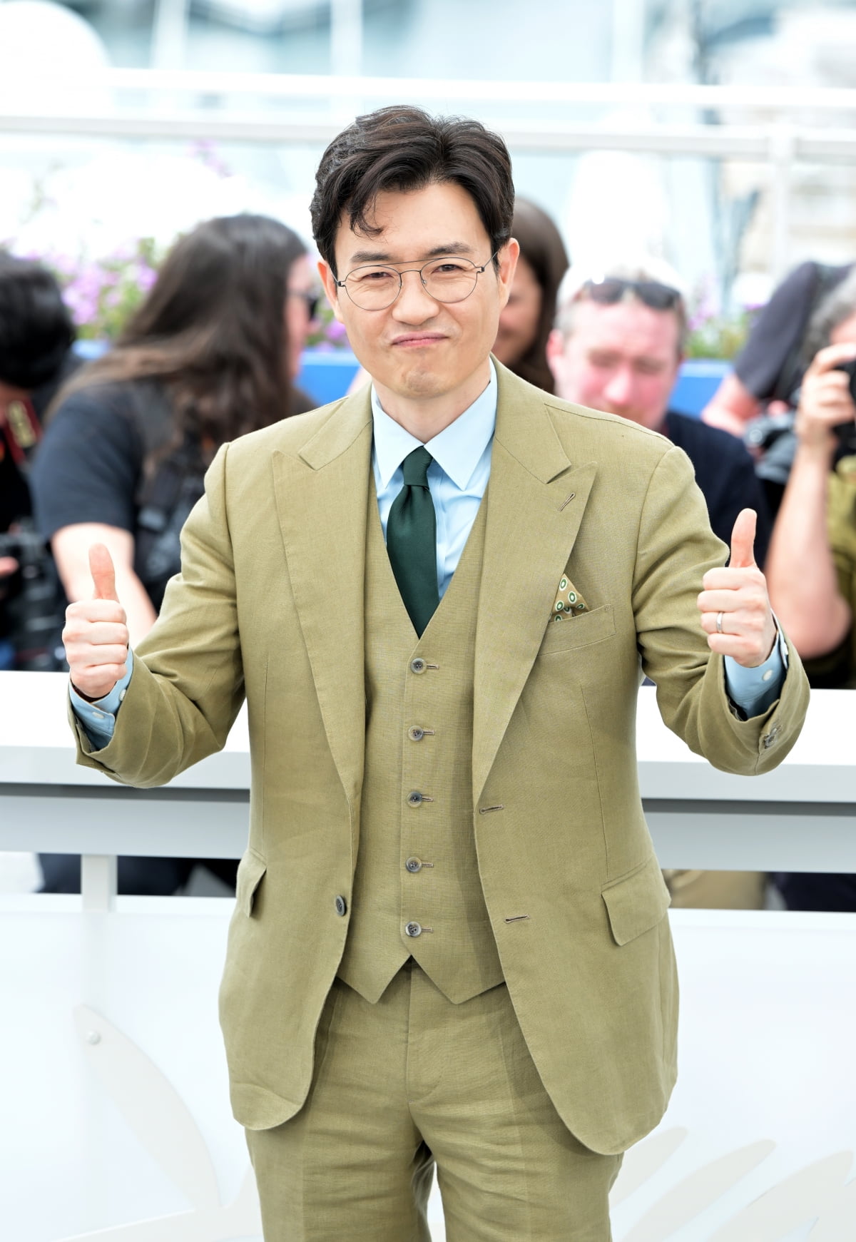 칸 입성한 '베테랑2' 황정민·정해인·류승완 감독, 여유로운 미소