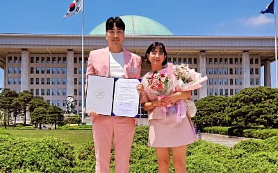'궁상 남편' 황영진♥김다솜, 부부의 날 '올해의 개그맨 부부상'…"아내가 날 만들어"