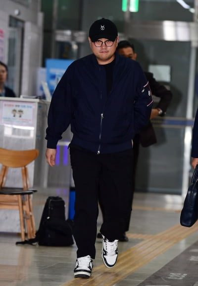 [TEN포토]'음주 뺑소니 협의'김호중 '8시간 조사 마치고 귀가'