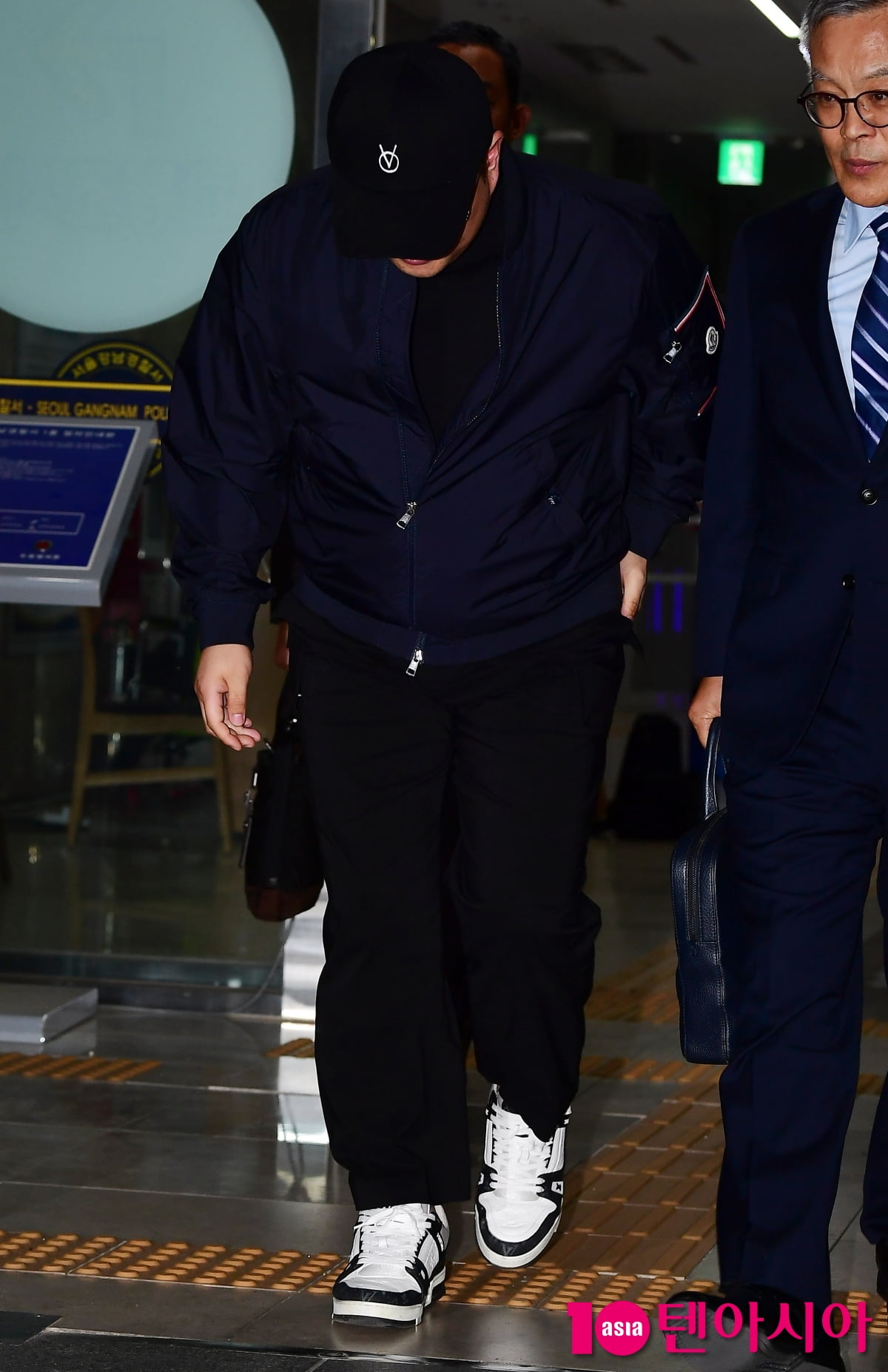 [TEN포토]'음주 뺑소니 협의' 김호중 '인사만 하고'