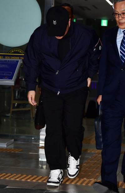 [TEN포토]'음주 뺑소니 협의' 김호중 '인사만 하고'