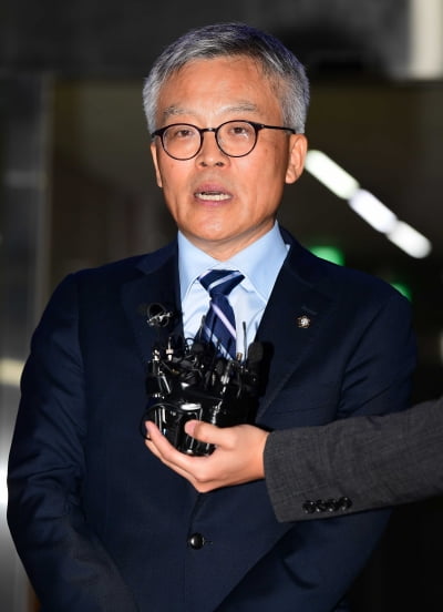 [TEN포토]김호중 변호사 "5시경 조사가 끝났는데 왜 지금 나오는지 이라는 질문에 좀 넘어가시죠"