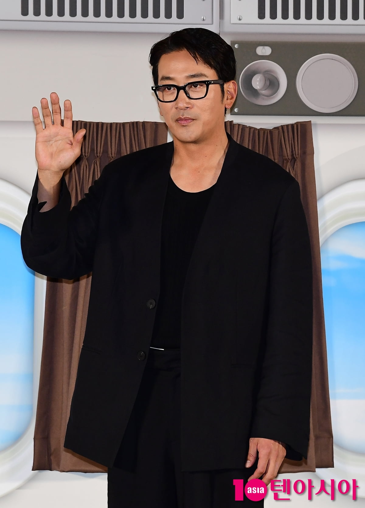 [TEN포토]하정우 '멋진 손인사'