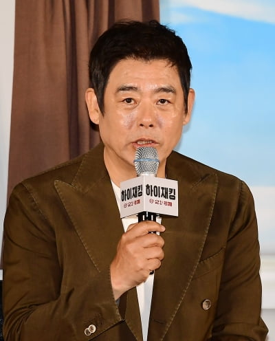 [TEN포토]성동일 '하정우와 여진구 추억 나누며 촬영'