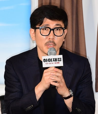 [TEN포토]김성한 감독 '영화 같은 이야기...운 좋게 연출 맡아'