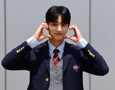 [TEN포토]김재원 '귀여운 하트'