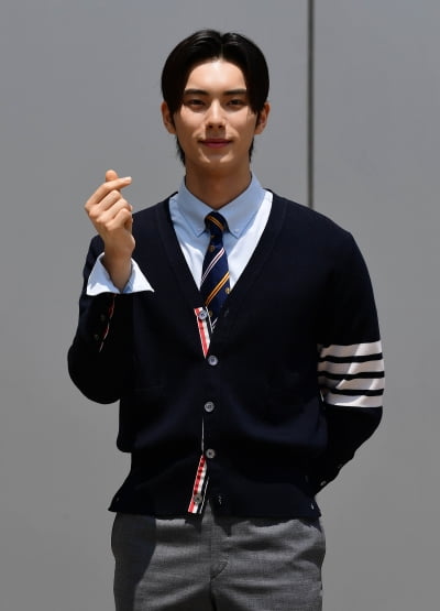 [TEN포토]이채민 '쪼꼬미 하트'