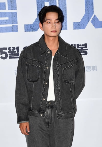 [TEN포토]이현욱 '위장의 귀재'