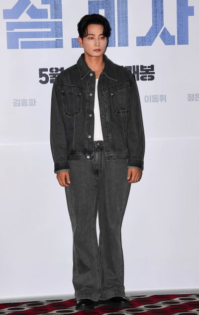 [TEN포토]이현욱 '화려한 청청패션'