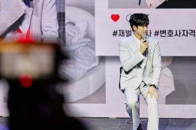 Jumping on Ahn Bo-hyun's back