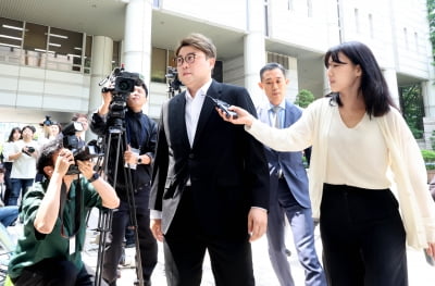 [TEN포토]'음주 뺑소니 혐의' 김호중 '많은 취재진을 뒤로하고'